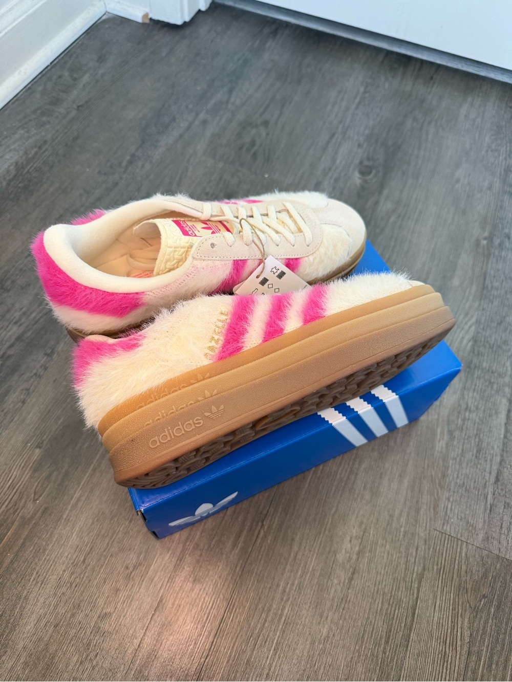 NWT Women’s Adidas Gazelle Bold Size 7 Shock Pink White Gold Brand New Sneakers! - Picture 11 of 14